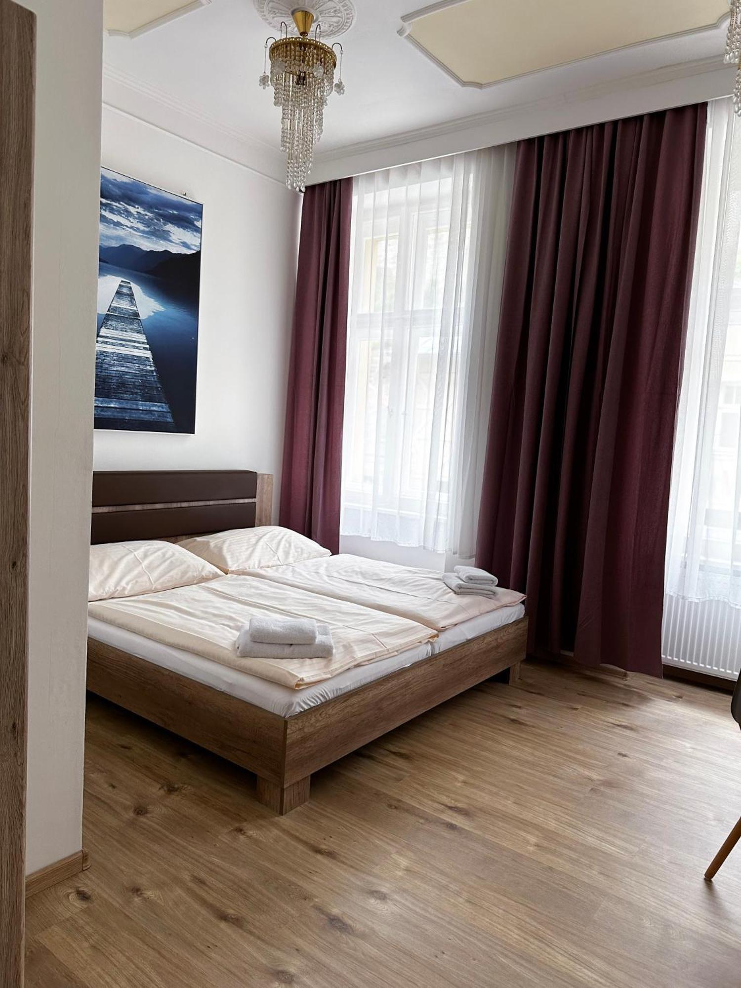 Apartments Paderewski Karlovy Vary Exterior photo