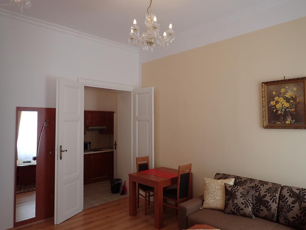 Apartments Paderewski Karlovy Vary Exterior photo